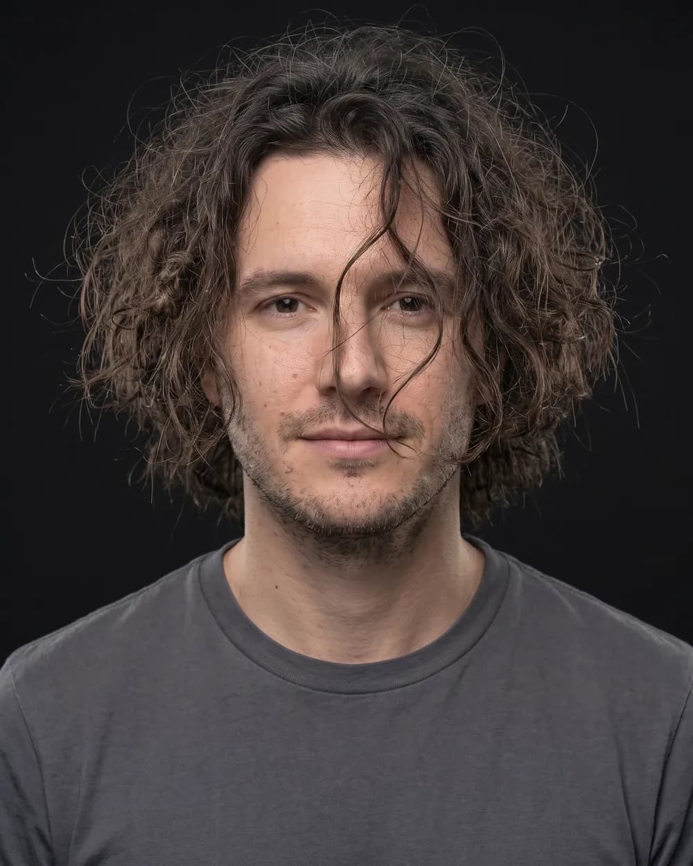The photo before the AI hairstyle change